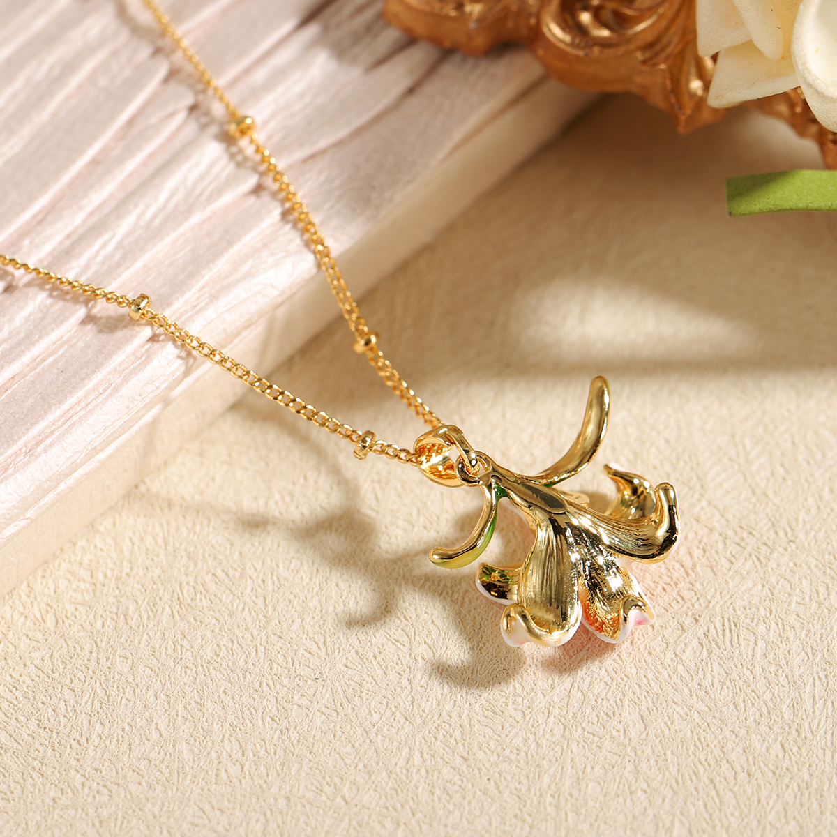 Elegant Pink Lily Flower Penda - Charm Necklace Dainty recension och pris