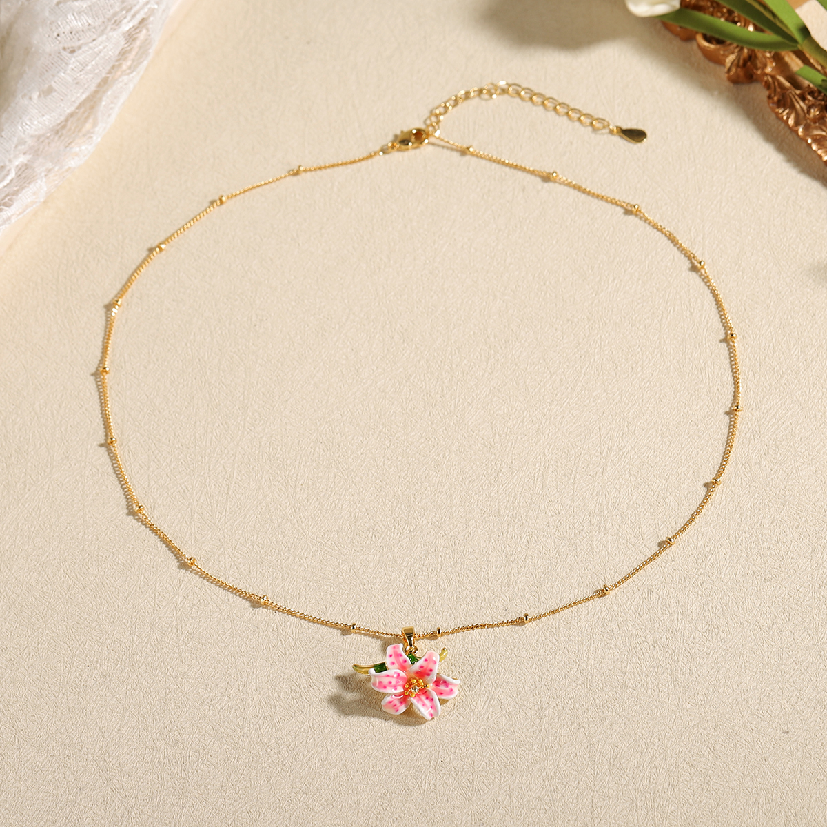 Elegant Pink Lily Flower Penda - Charm Necklace Dainty recension och pris