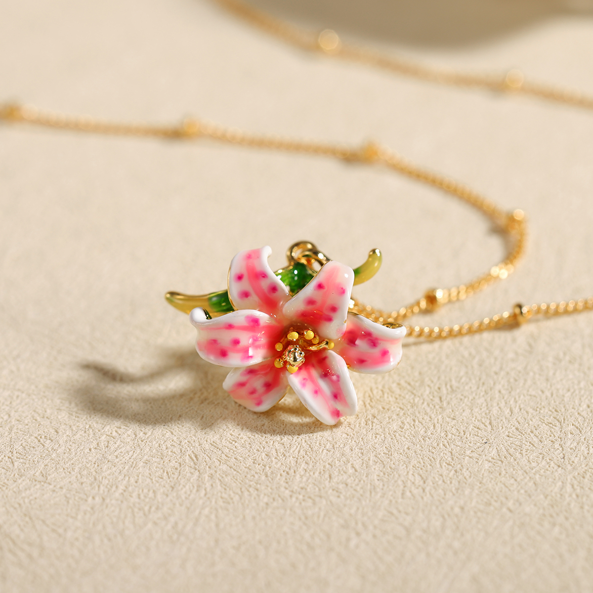 Elegant Pink Lily Flower Penda - Charm Necklace Dainty recension och pris